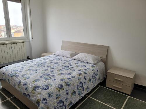 um quarto com uma cama com um edredão floral azul em Tra Milano, Torino e Genova em Casale Monferrato