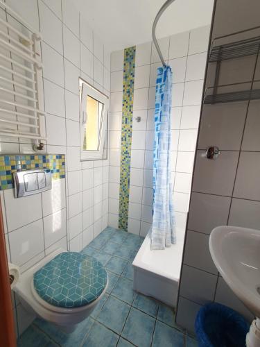 ein Bad mit einem WC und einem Waschbecken in der Unterkunft Pokoje Babie Lato in Breslau