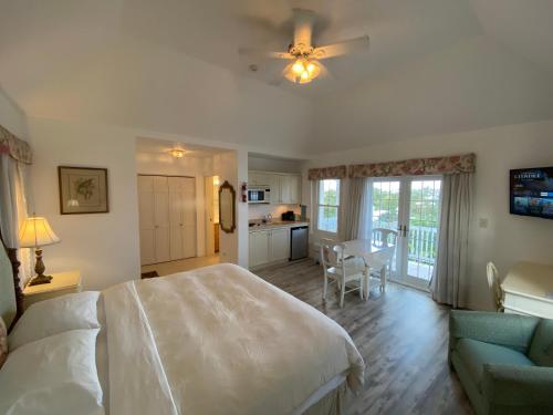 a bedroom with a bed and a living room at Edgehill Manor Guest House in Hamilton
