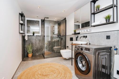 een badkamer met een wasmachine en een toilet bij S331 - Luxurious two bedroom duplex apartment in cologne in Keulen