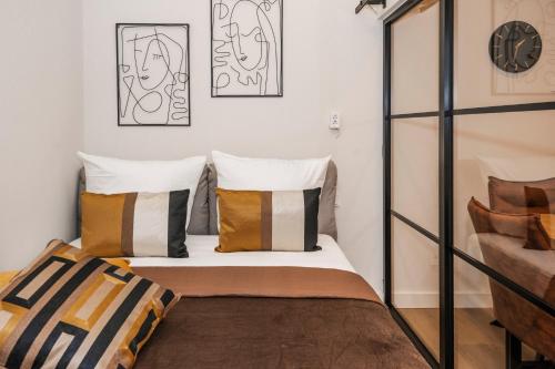 ein Schlafzimmer mit 2 Betten und einer Uhr an der Wand in der Unterkunft S331 - Luxurious two bedroom duplex apartment in cologne in Köln