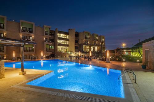Bazén v ubytování Dhara Residence E2 Lodge Hotel nebo v jeho okolí