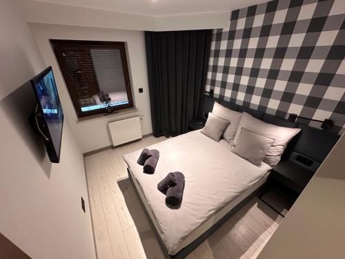 sypialnia z łóżkiem z dwoma ręcznikami w obiekcie Apartament Opieszyn 15 we Wrześni