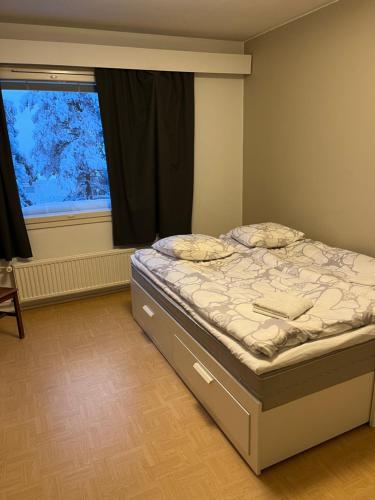羅瓦涅米的住宿－Hilla room，卧室在窗户前配有一张床