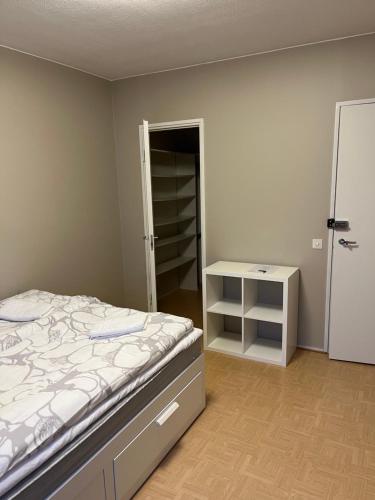 羅瓦涅米的住宿－Hilla room，一间卧室配有床和白色梳妆台