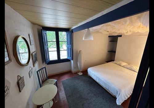 1 dormitorio con cama, mesa y ventana en Costa Maresme, Barcelona, Clarks 3 Bdr TownHouse, en Vilassar de Dalt