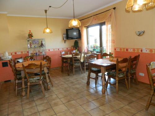 
A restaurant or other place to eat at Hotel - Pension Wendland
