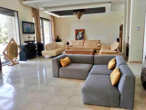 un ampio soggiorno con divano e divani di Villa Mazagan de luxe 6 chambres face mer 1000m2 a El Jadida