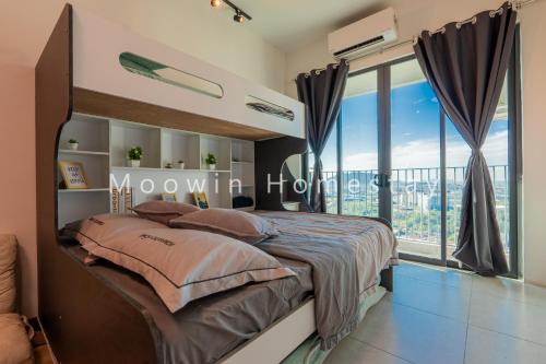 een slaapkamer met een groot bed en een groot raam bij Comfy Suite by Moowin in Perai