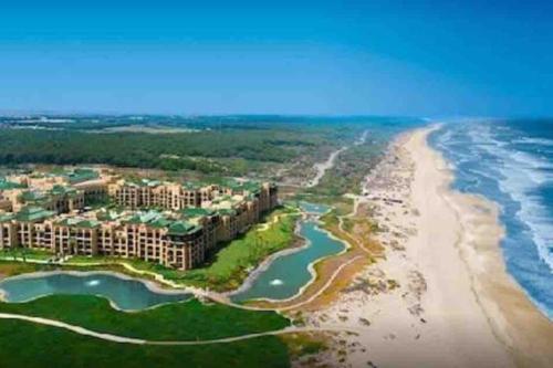 vista aerea su un resort e sulla spiaggia di Villa Mazagan de luxe 6 chambres face mer 1000m2 a El Jadida