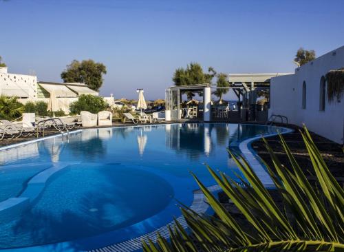 duży basen z niebieską wodą w obiekcie Sea View Beach Hotel w mieście Perissa