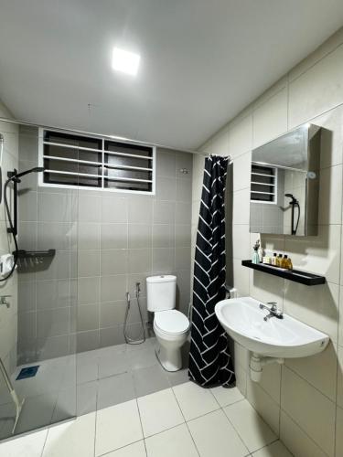 y baño con aseo, lavabo y ducha. en Chahya Embun @Putrajaya, en Putrajaya