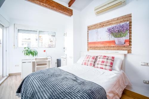バレンシアにあるAtico Ruzafa Valencia centroの白いベッドルーム(ベッド1台、窓付)