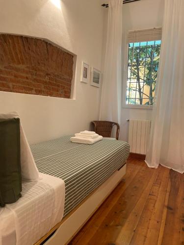 - une chambre avec un lit et une fenêtre dans l'établissement Casa Ortelia: apartment in a historic building, à Bologne