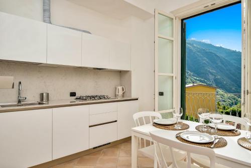 a kitchen with a table and chairs and a window at Pensieri Marini, TerreMarine in Corniglia
