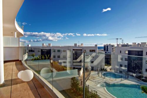 Apartment mit Balkon, Pool und Gebäuden in der Unterkunft Mara's Apartments Higueron West - Modern Large Apartment - 50 metres of terrace with sea views and afternoon sun !!!! in Fuengirola