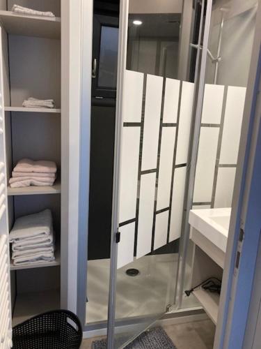 une étagère vide dans une pièce avec des serviettes dans l'établissement COTTAGE 4/5 pers, à Jullouville