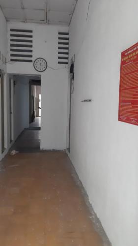 un pasillo vacío con un reloj en la pared en Hong CuXaThanhLich en Da Nang