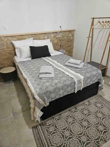 um quarto com uma cama grande e toalhas em Charmant P3 en centre ville em Nîmes