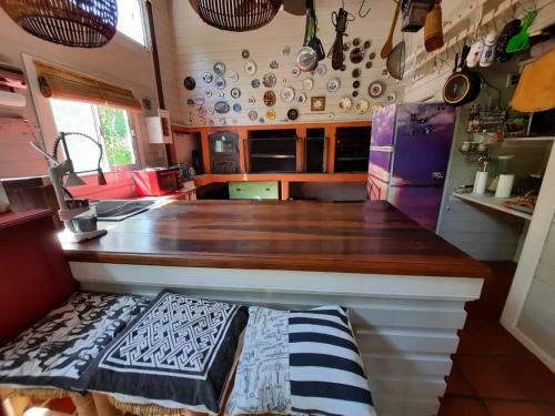 uma cozinha com um balcão e uma bancada em Itaca delta cabañas em Tigre