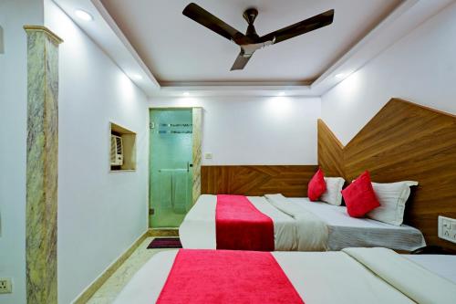 Una cama o camas en una habitación de Natraj Yes Please -New Delhi