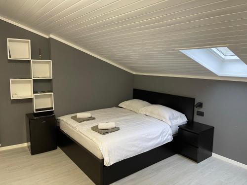 een slaapkamer met een bed met twee handdoeken erop bij Room Aria in Kobarid