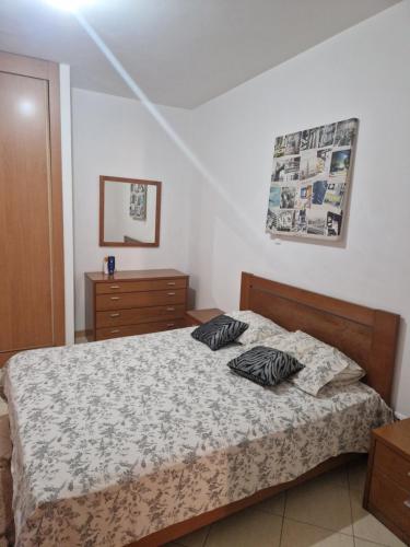 - une chambre avec un lit et 2 oreillers dans l'établissement Condomínio palma azul II, à Praia