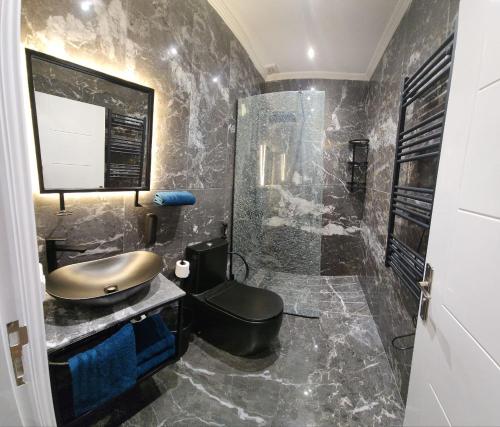 La salle de bains est pourvue d'un lavabo, de toilettes et d'une douche. dans l'établissement ABM house, à Tanger