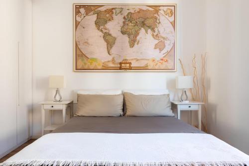 ミラノにあるCharming Milanese Aparmentのベッドルーム1室(壁に地図を掲載したベッド1台付)