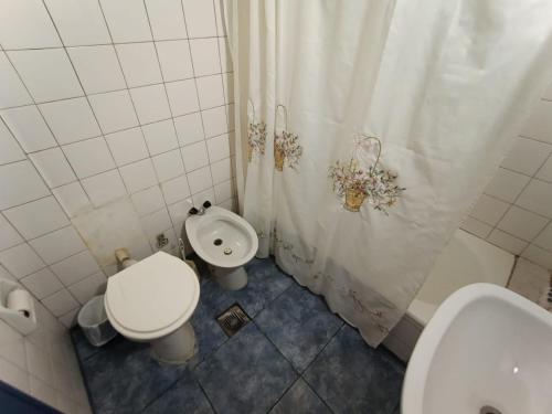 門多薩的住宿－Depto Los Toneles，一间带卫生间和坐浴盆的浴室