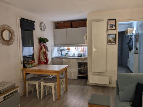 a kitchen and dining room with a table and a dining room at Appartement cosy au pied des pistes in Corrençon-en-Vercors