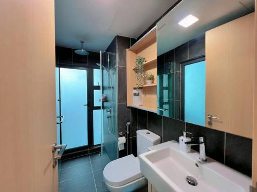 bagno con servizi igienici, lavandino e specchio di 2BR, 7PX The Colony@Near Quill CityMall & Monorail a Kuala Lumpur
