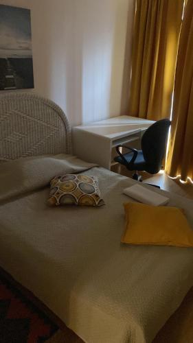 Cette chambre comprend un lit avec une chaise et un bureau. dans l'établissement Chambre privative (pré de la Gare Matabiau SNCF) 1, à Toulouse