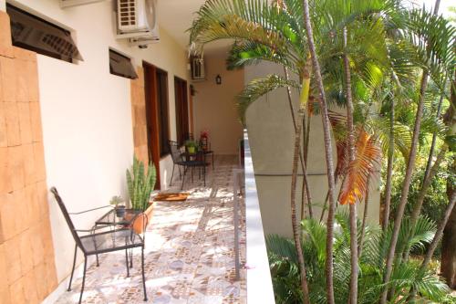 Taman di luar De la Mora Hostal