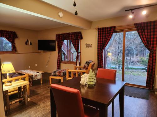TV/Unterhaltungsangebot in der Unterkunft Adirondack Diamond Point Lodge