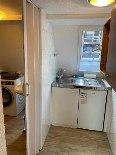 una pequeña cocina con fregadero y lavadora en Apartment in der Altstadt, en Schwäbisch Hall