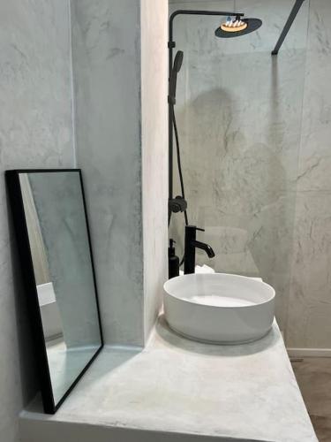 a bathroom with a sink and a mirror at Casa da Xica in Torrão