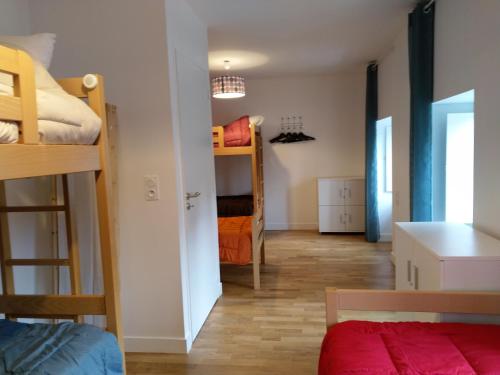 une chambre avec des lits superposés et une chambre avec un couloir dans l'établissement Etape cyclo- rando sur la VéloFrancette, à Montflours