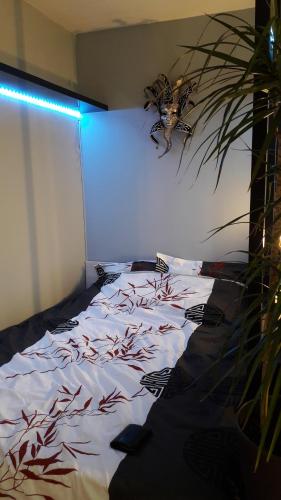 - une chambre avec un lit avec des poissons dans l'établissement Superbe studio avec terrasse, à Courbevoie