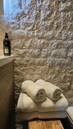 a pile of towels sitting on a counter in a bathroom at LA BELLE IDEE in Nokere