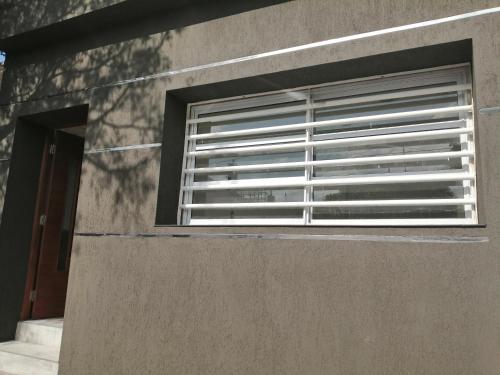 una ventana con persianas en el lateral de un edificio en Departamento zona centro 1 en San Luis