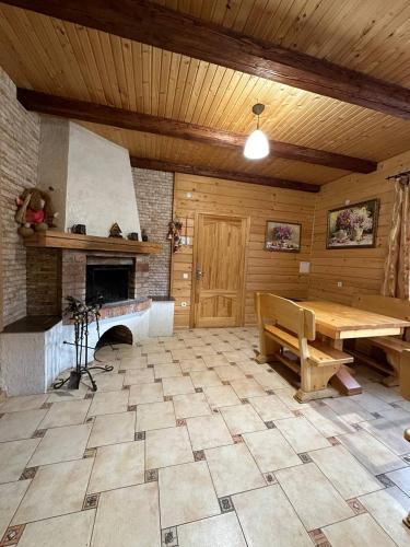 Duży pokój z kominkiem i drewnianym stołem w obiekcie Бавор w Jaremczach