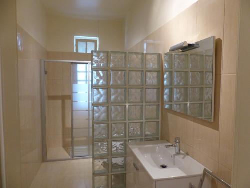 uma casa de banho com um lavatório e um chuveiro em Casa da Avó Benvinda no Funchal