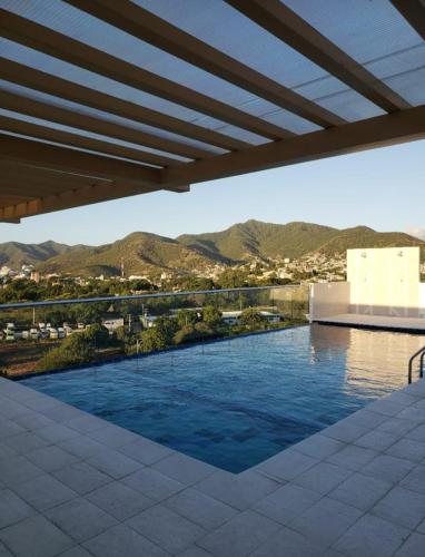 una piscina con vistas a las montañas en Apartamento Rodadero Santa Marta 902, en Santa Marta