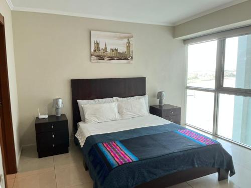 Postel nebo postele na pokoji v ubytování Puerto Santa Ana Suites Guayaquil