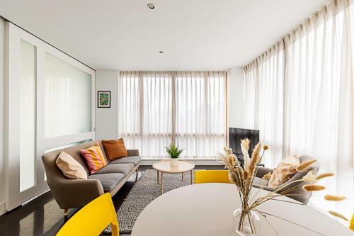 a living room with a couch and a table at Comfortable Modern Flat in Shoreditch in London