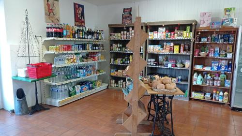 sklep z półkami pełnymi produktów w pokoju w obiekcie La Ferriere w mieście Saint-Médard-en-Forez