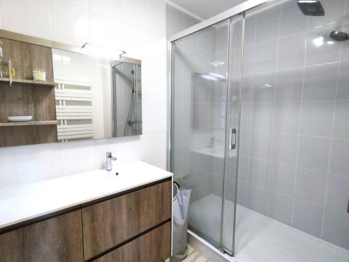 une salle de bain avec une douche, un lavabo et un miroir dans l'établissement 2 pièces proche golf Mandelieu, à Mandelieu-la-Napoule