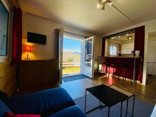 un salon avec un canapé bleu et une table dans l'établissement Appartement cosy avec vue exceptionnelle, à Saint-Gervais-les-Bains
