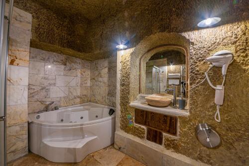 Kylpyhuone majoituspaikassa Belenus Cave Hotel